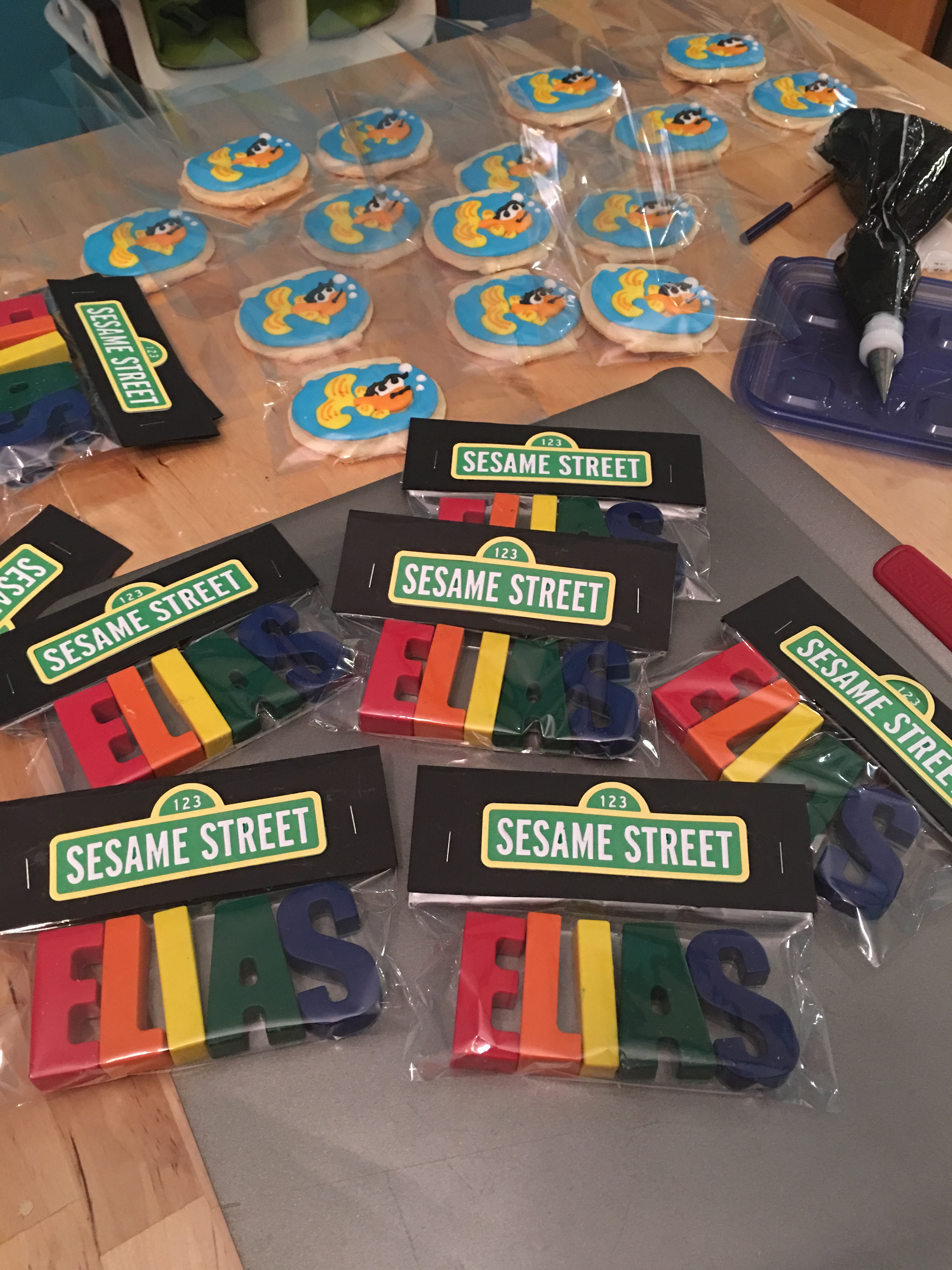 Elías Sesame Street Crayons and Dorthy royal icing cookies
